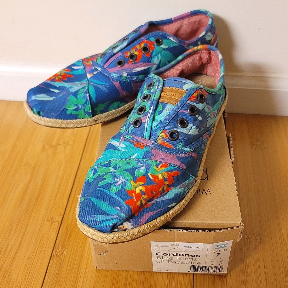 Womens 7 TOMS Cordones flats Blue Birds of Paradise print; new with tags in box